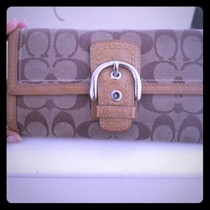 Authentic, Coach tan billfold Wallet